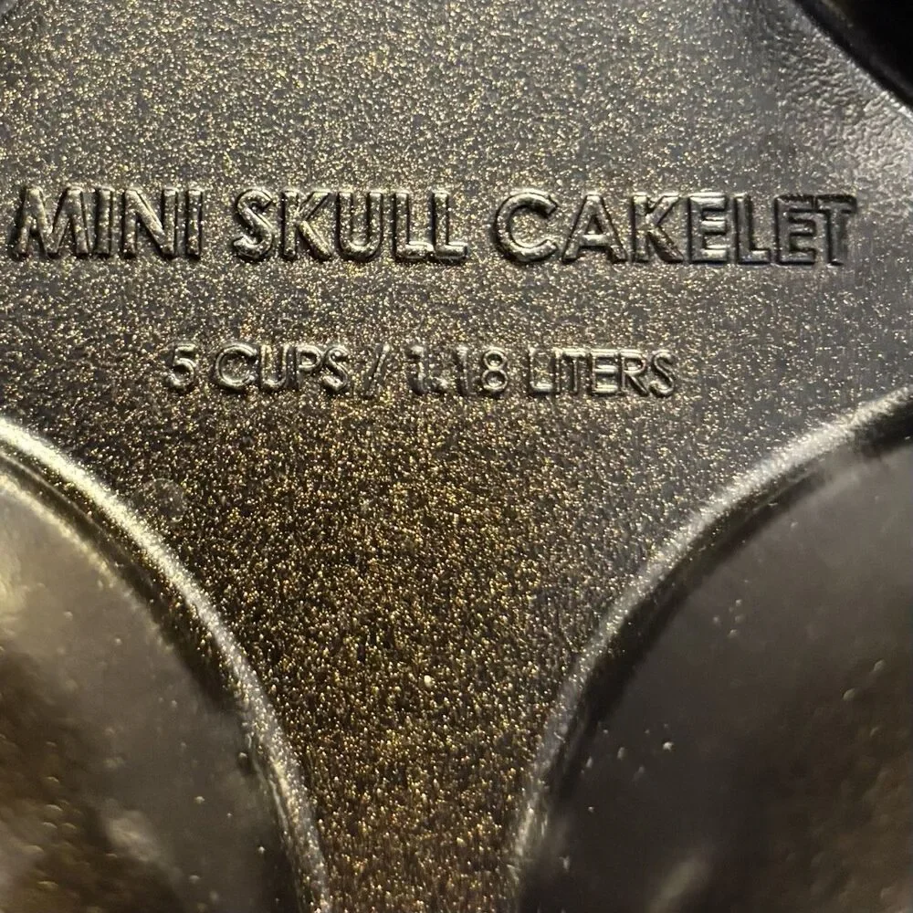 Nordic Ware 6 Mini Skull Cakelit Cast Aluminum Halloween Mold 5 Cups 1.18 Liter